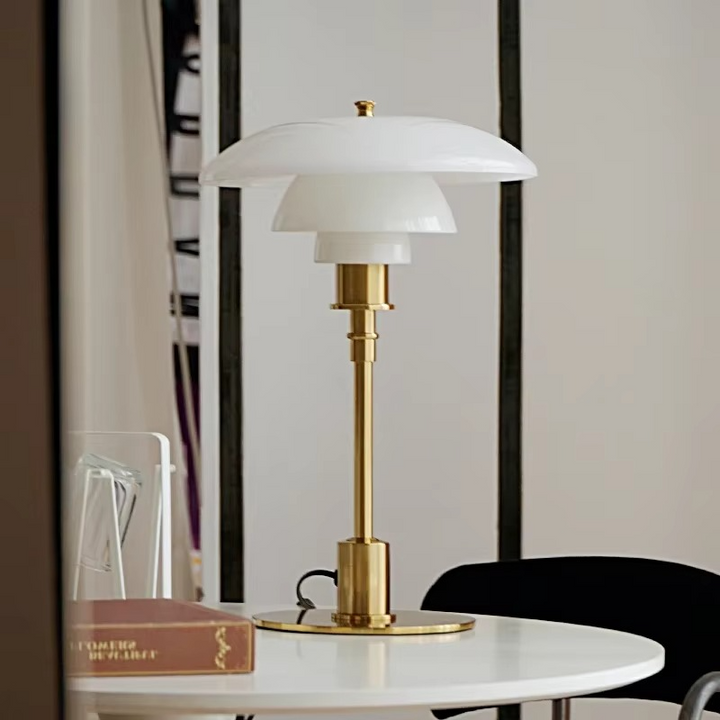 Lampa stołowa z szklanym kloszem i mosiężną podstawą