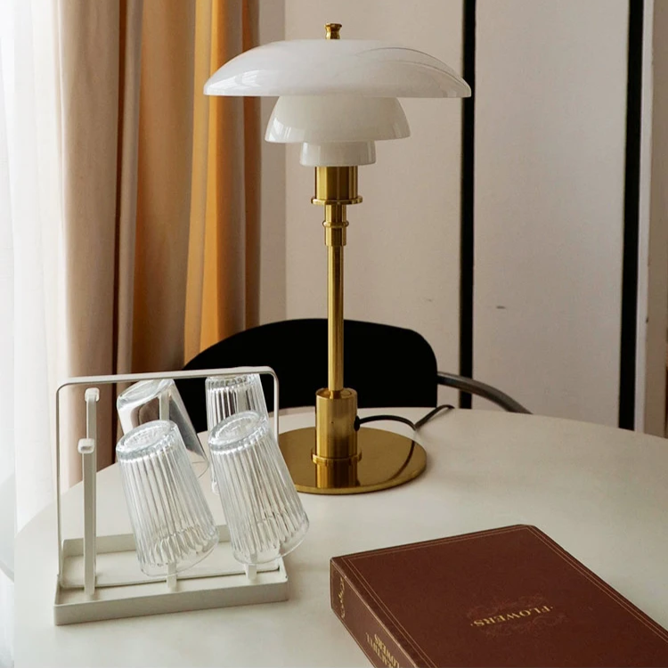 Lampa stołowa z szklanym kloszem i mosiężną podstawą