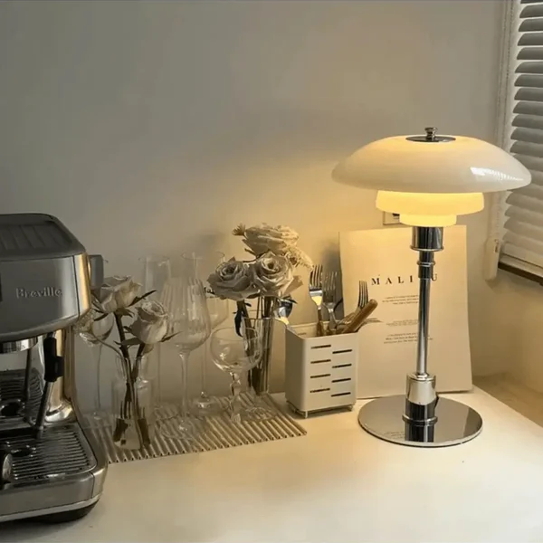 Lampa stołowa z szklanym kloszem i mosiężną podstawą