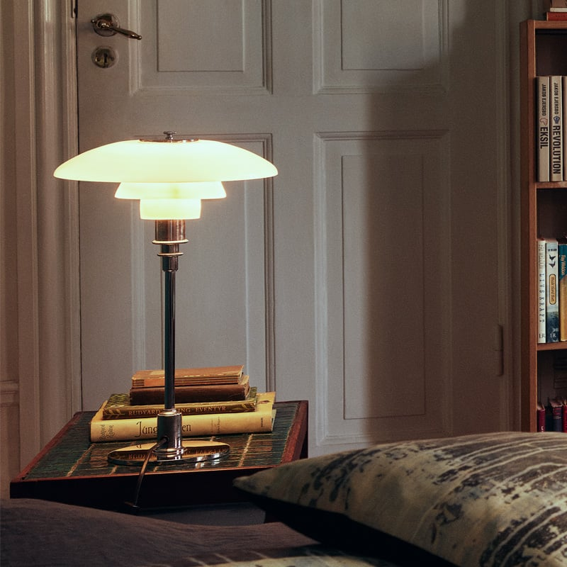 Lampa stołowa z szklanym kloszem i mosiężną podstawą