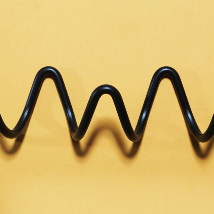 ScribbleLine Nowoczesny Metalowy Wieszaczek na Ścianę – Artystyczny Abstrakcyjny Wieszak na Ubrania