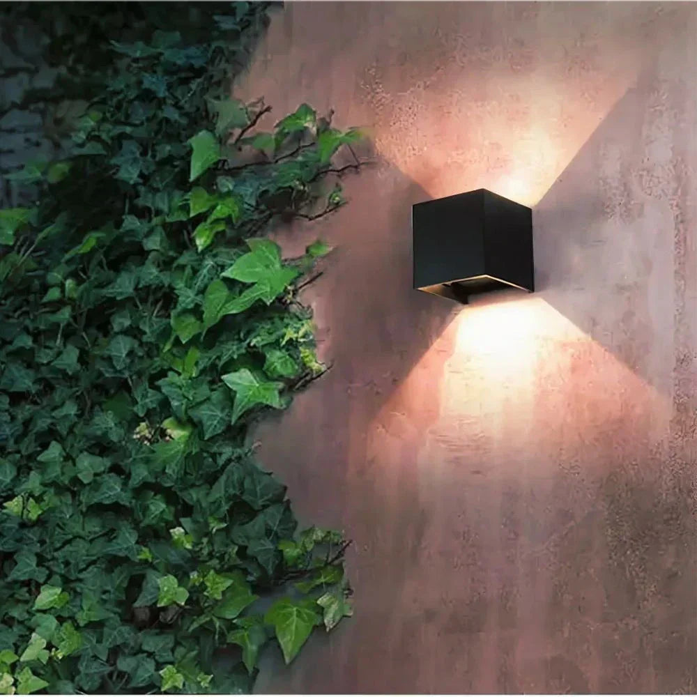 Lampa Ścienna Czarna Aluminium Regulowana Kostka LED