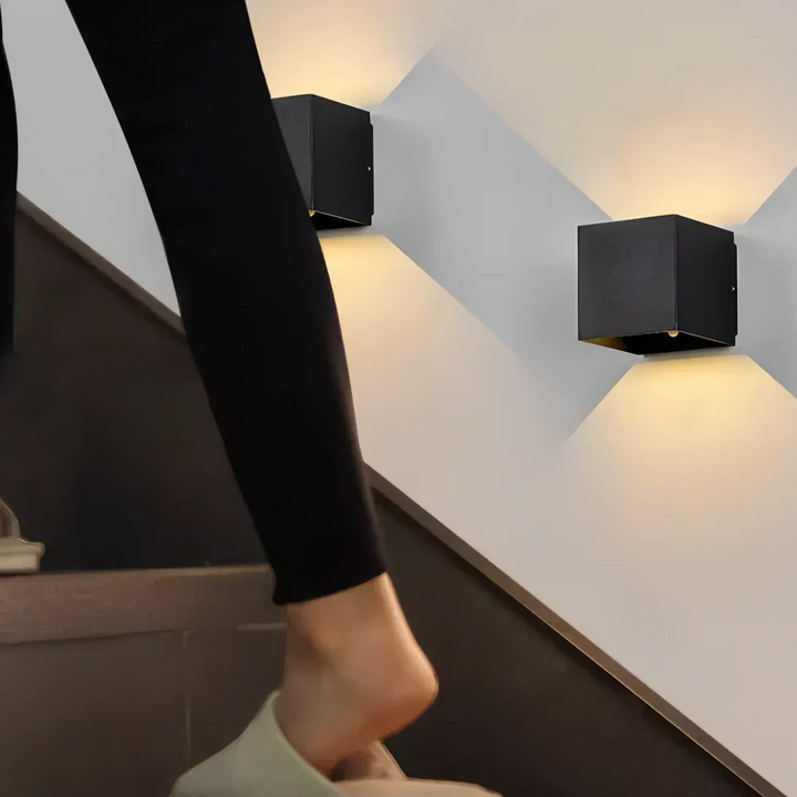 Lampa Ścienna Czarna Aluminium Regulowana Kostka LED