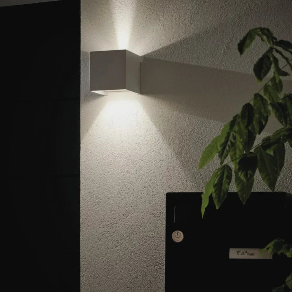 Lampa Ścienna Czarna Aluminium Regulowana Kostka LED
